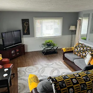 North Side Bungalow - Sleeps 8! Apartment Pittsburgh